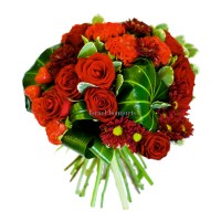 Букет цветов из красных роз, хризантемы и декоративной зелени
