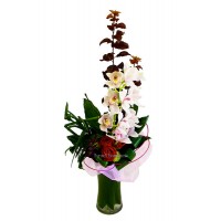 Роскошный букет цветов из орхидеи и роз.